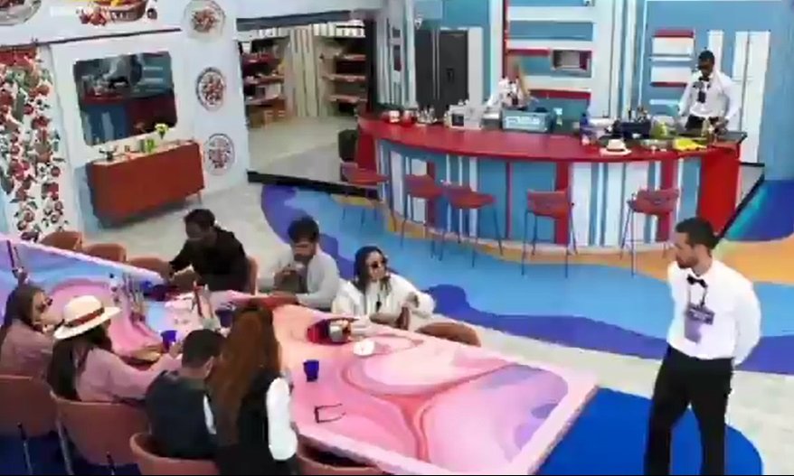 Concorrente Big Brother ‘aponta’ faca a colega