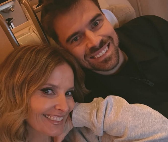 Cristina Ferreira extremamente relaxada em banheira de espuma